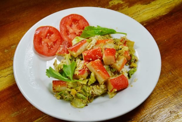 Warm crab salad with omelet