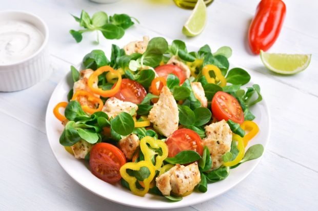 Meat salad with fried chicken, cherry tomatoes and bell pepper