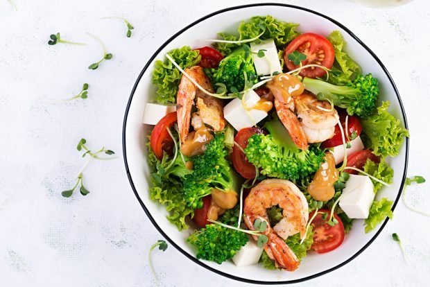 Salad with shrimp and broccoli