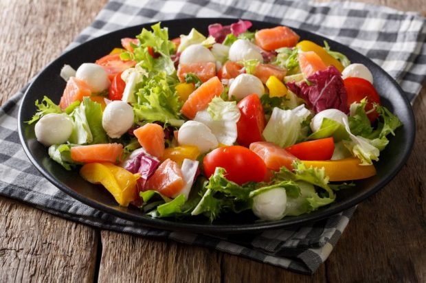 Salad of red fish, mozzarella and vegetables 