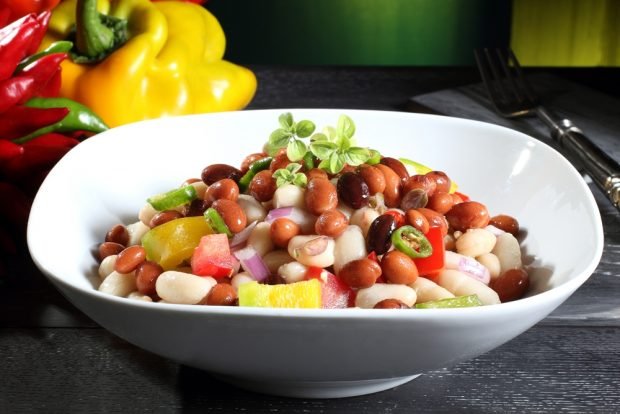 Salad with beans and hot pepper