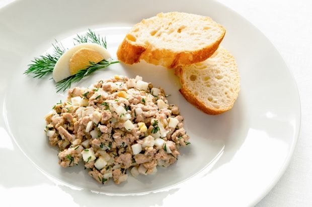 Salad with cod liver and herbs