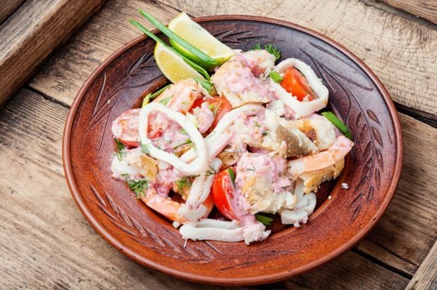 Salad with seafood and tomatoes 