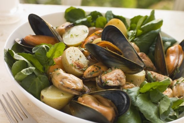 Salad with potatoes and mussels 