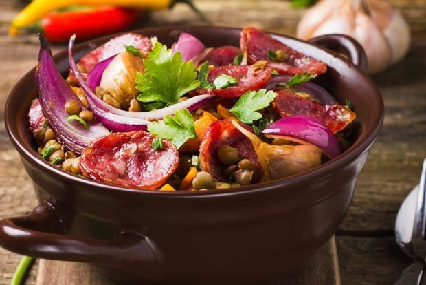 Salad with lentils and smoked sausage