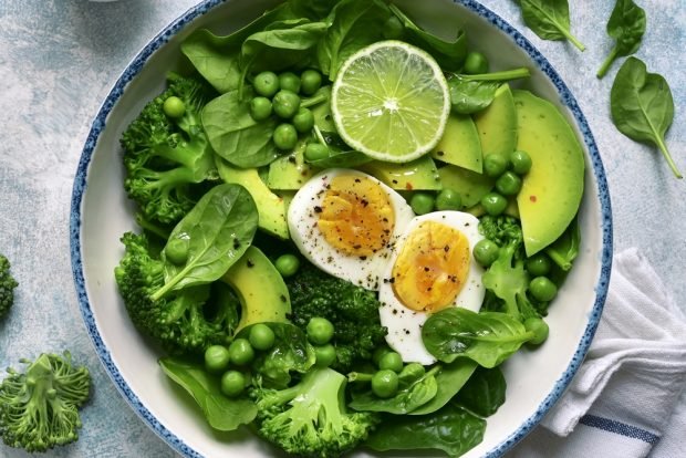 Green salad with broccoli and egg 