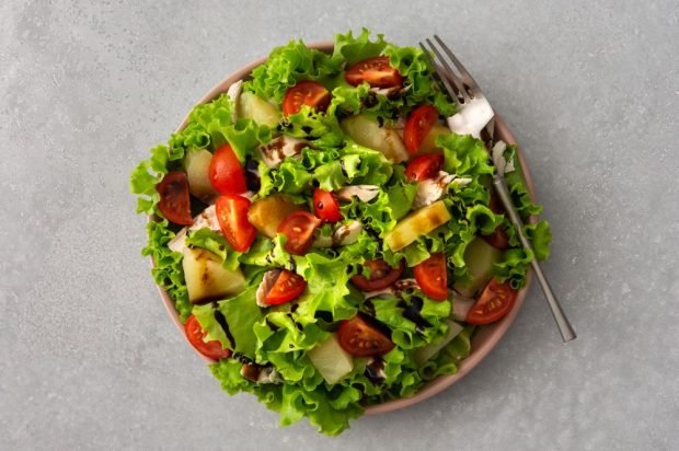 Summer salad with chicken, vegetables and fried pineapple