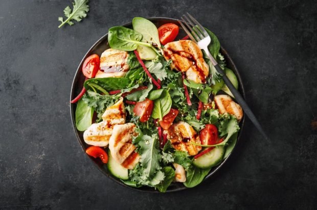 Salad with meat, spinach and vegetables 