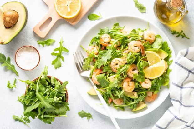 Salad with avocado shrimp and arugula