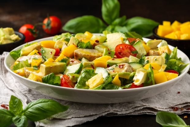 Salad with chicken, mango and avocado 