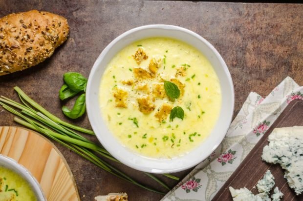 Milk curry soup with crackers 