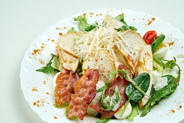 Caesar salad with spinach, chicken and bacon