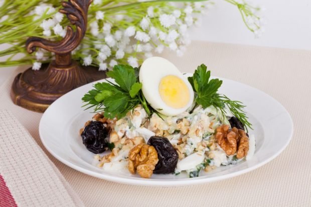 Salad with eggs, cucumbers and prunes