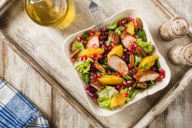 Salad with smoked chicken, orange and pomegranate