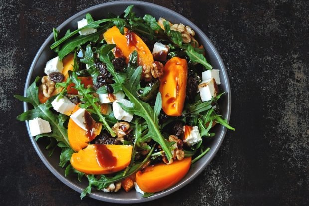 Salad with persimmon and feta 