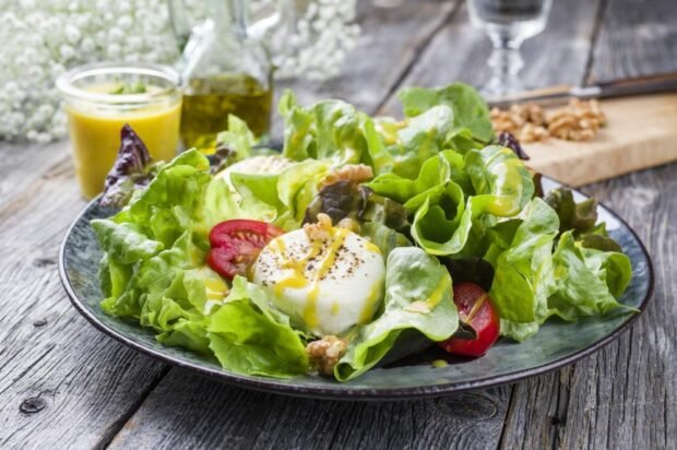 Salad with tomatoes, goat cheese and nuts