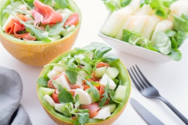 Salad with ham and melon