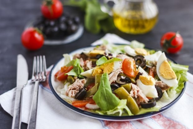 Salad with pickled cucumbers and fish 