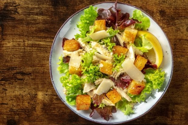 Caesar salad with lemon dressing 