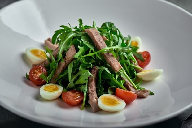 Salad with beef and arugula 