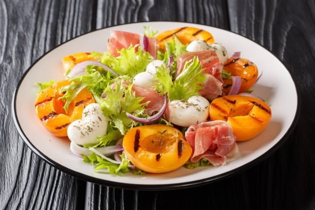 Salad with ham and apricots
