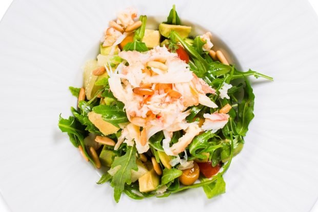 Salad with crab meat and pomelo