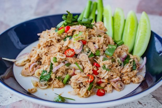 Spicy tuna salad in Thai style