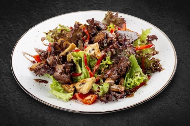 Chicken liver salad with tomatoes and champignons 