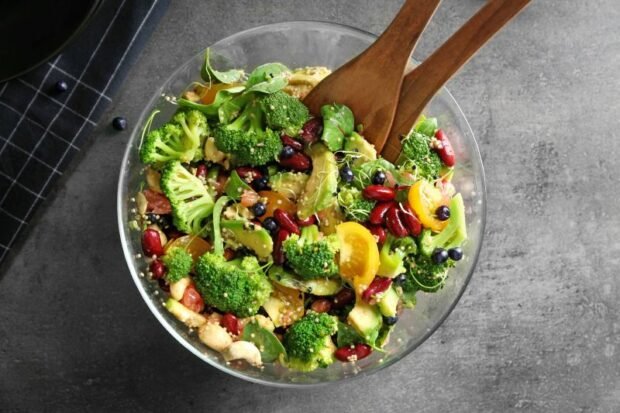 Salad with broccoli and quinoa