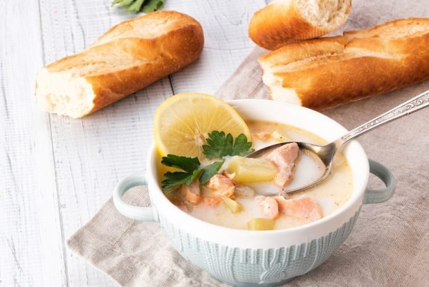 Salmon soup with cheese