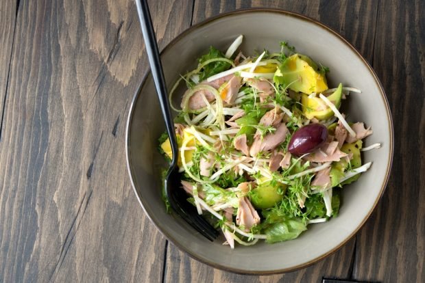 Salad with avocado, tuna and olives 