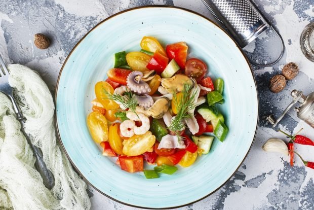 Salad with seafood and cherry tomatoes