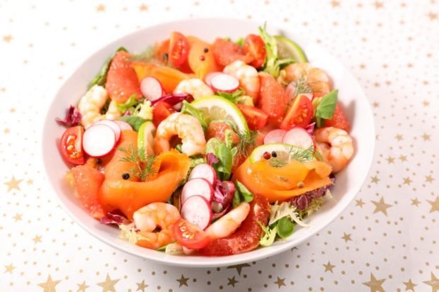 Salad of red fish, shrimp and vegetables