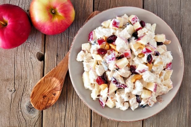 Salad with smoked chicken and apples 