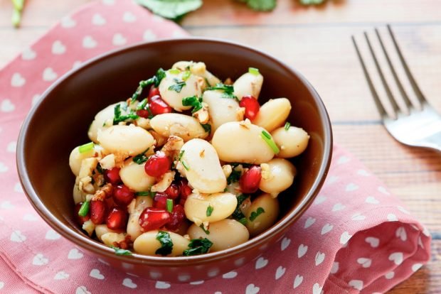 Salad with beans and pomegranate