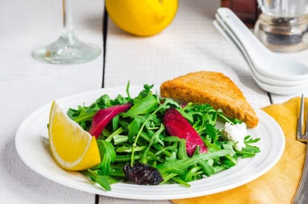 Salad of arugula, beetroot, feta and prunes