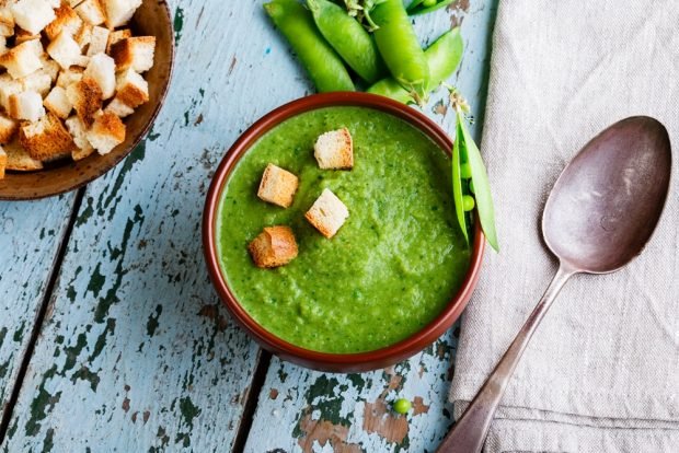 Green pea soup with chicken 