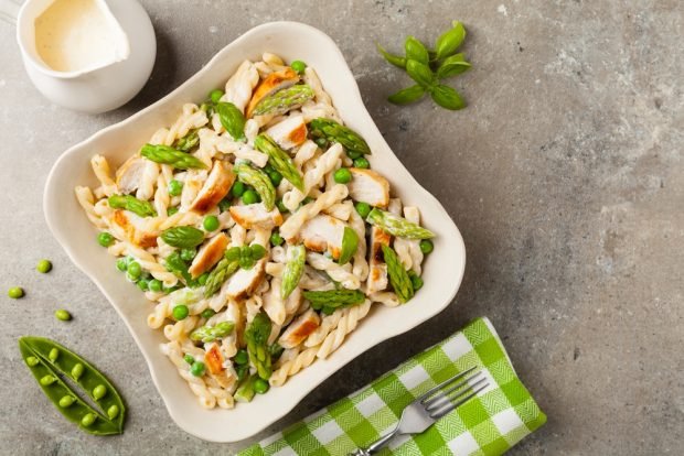 Salad with pasta, smoked chicken and asparagus