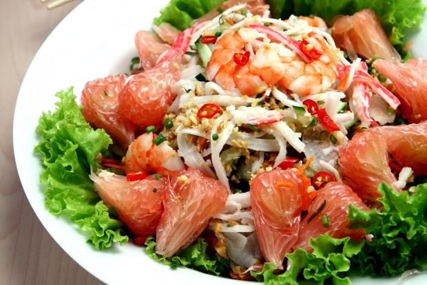 Salad with crab meat and grapefruit