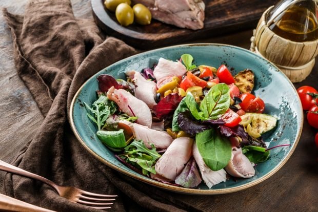 Salad with vegetables, ham and basil