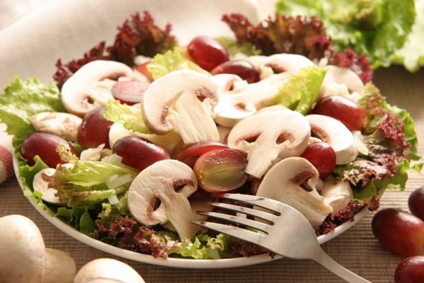 Salad with raw mushrooms and grapes is a simple and delicious recipe, how to cook step by step