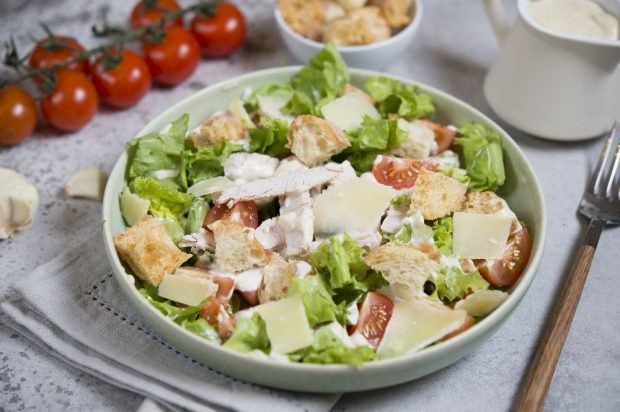 Meat salad with turkey, parmesan and crackers