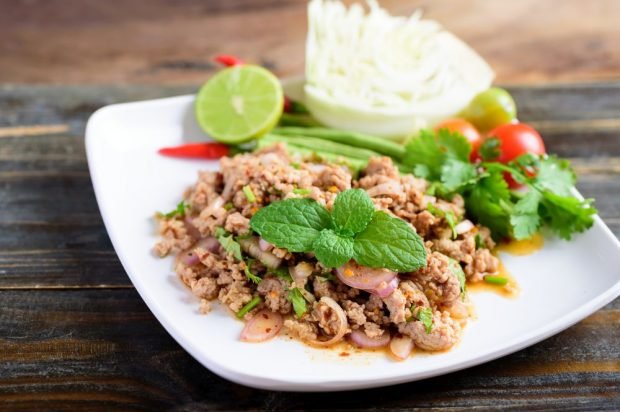 Minced meat salad, onion and greens