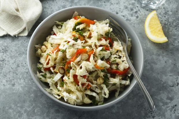 Peking cabbage salad with roasted bell peppers and almonds