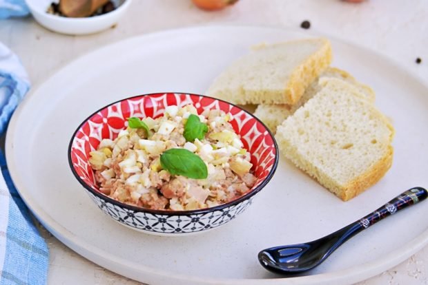 Quick salad with eggs and cod liver 