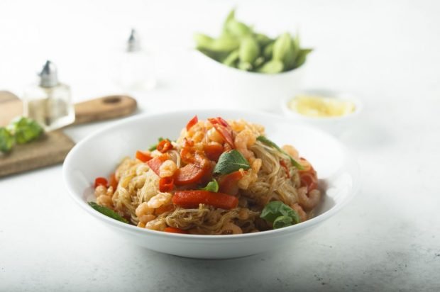 Salad with funchosa, shrimp and two types of pepper