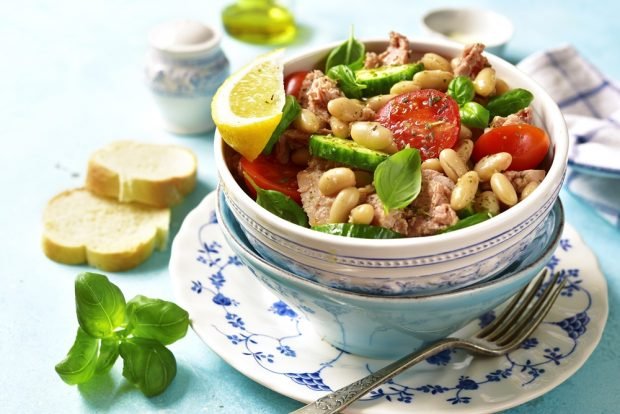 Salad with tuna and canned beans