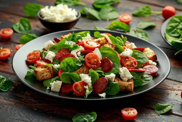 Salad with smoked sausage and feta