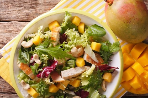 Salad with spinach, smoked chicken and mango