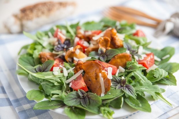 Green salad with chanterelles